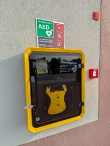 Bezpieczeństwo mieszkańców na pierwszym miejscu! Nowe stacje AED w naszej gminie